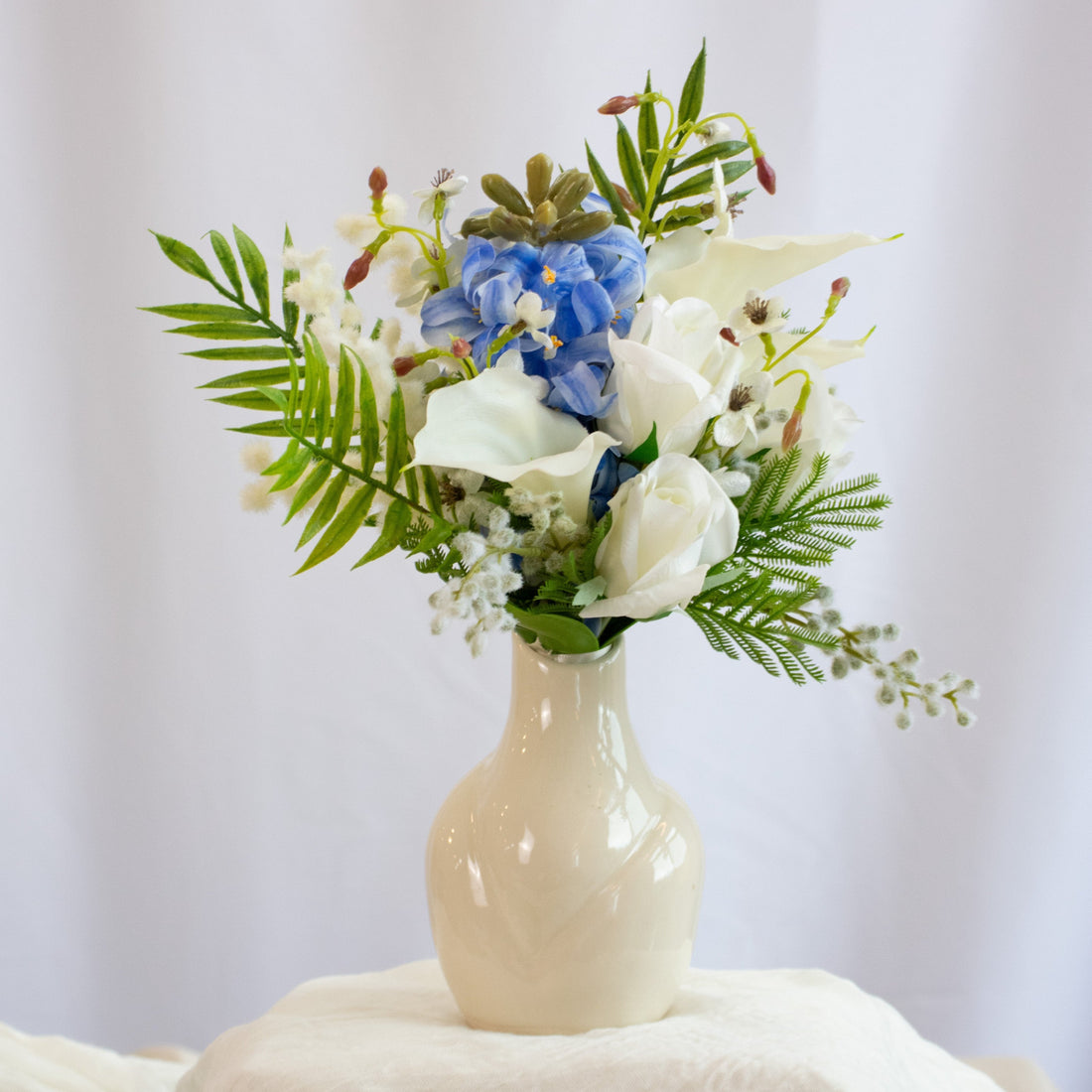 White &amp; blue melody bouquet